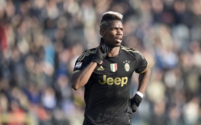 凤凰体育-凯蒂麦卡比和名宿合影